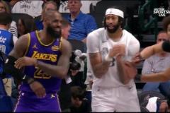 注意點影響！老詹&海斯又在場上和濃眉打情罵俏！