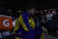 知道自己會(huì)哭？獨(dú)行俠剛要開始播放致敬視頻，東契奇就立刻找工作人員要了一條毛巾