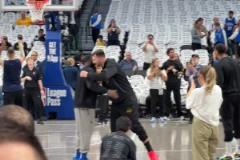 關(guān)系超好！東契奇進場后，率先與前隊友&獨行俠工作人員們打招呼