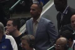 作何感想？在通道看球的獨行俠GM 要聽一整場的“炒掉尼科”