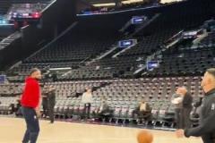 頂級后衛(wèi)的視野！東契奇身后驚現(xiàn)一白衣豐滿美女！被宿命敏銳捕捉