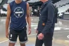 克里斯蒂：佩林卡你老實交代，怎么想著把我送了