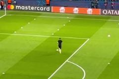 還沒走出來馬丁內(nèi)斯登場熱身，遭遇巴黎球迷震天狂噓