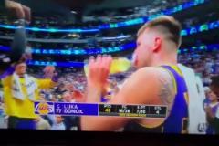 東契奇被換下場時，老詹與隊友們瘋狂為其歡呼！