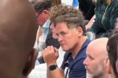 在想什么？庫(kù)班聽到全場(chǎng)球迷高喊“炒掉尼科”頻頻搖頭