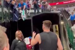 在熟悉的地方給愛他的人簽名！東契奇賽前給諸多球迷簽球衣