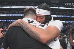 聊了啥？重磅交易兩大主角東契奇與濃眉 賽后擁抱致意&耳語