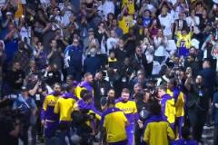 獨行俠兩代隊魂！東契奇出場儀式，鏡頭給到看臺上鼓掌的諾維斯基！