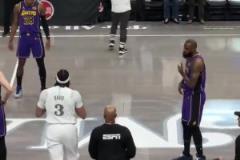 6年并肩作戰(zhàn)啊！賽前跳球 濃眉上前擁抱致意好兄弟詹姆斯！