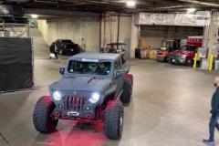 東契奇今日駕駛一輛超級拉風(fēng)的越野車抵達(dá)球館！