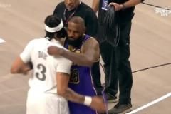 兩個(gè)月沒見，詹姆斯和濃眉這個(gè)手勢(shì)依舊這么熟練啊