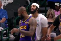 左右為男詹姆斯&海斯“欺負”前隊友 把濃眉夾中間推來推去