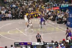 這40歲？里夫斯高拋妙傳 詹姆斯高高躍起獻(xiàn)單臂空接炸扣！