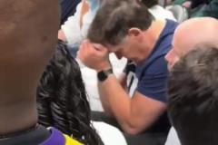 很不甘！看到東契奇今日在場(chǎng)上出色表現(xiàn)，庫(kù)班坐場(chǎng)下沮喪搖頭