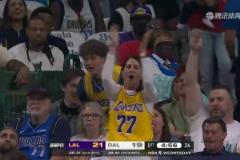 獨行俠全場歡呼！東契奇單挑濃眉，使出招牌后撤步三分飆中