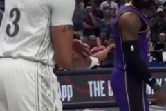 你個死鬼！濃眉今天在場上朝老詹豎中指