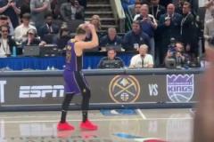 這里對(duì)你只有愛！東契奇拿了45分下場(chǎng)，獨(dú)行俠主場(chǎng)集體起立歡呼