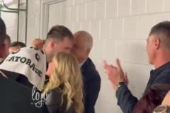 干得漂亮！東契奇賽后接受湖人工作人員夾道鼓掌