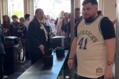 達拉斯球迷入場幾乎都是77球衣！這座城市對東契奇的愛溢于言表