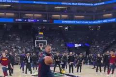 可樂準(zhǔn)備好了！約老師賽前開心扣籃！