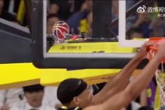 NBA級別的身體天賦！貝茲利空中躲閃折疊重扣點燃全場