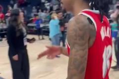 笑死！莫蘭特賽后與華子握手，竟然也是比出“手槍”的手勢(shì)