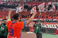 克雷桑一球入賬，賽后本人謝場時看臺響起克雷桑之歌