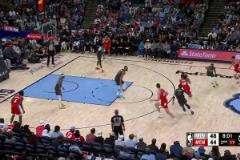 神仙好腰！莫蘭特對(duì)抗戈貝爾高難滯空挑籃，隨后又端起新武器