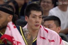 動作大！任駿飛犯規(guī)后扇到王哲林后腦勺 被吹奪權(quán)直接離場??！