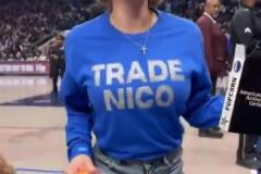 主場(chǎng)不準(zhǔn)球迷打印“解雇Nico”標(biāo)語(yǔ)，女球迷就出此下策