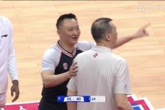 致敬NBA？王哲林快攻打進(jìn) 但裁判表示上海已叫暫停進(jìn)球無效