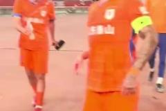 山東泰山隊主場大勝深圳，賽后克雷桑卻被人背后偷襲了