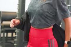 安東內(nèi)拉社媒曬廣告視頻，37歲了身材曲線依舊完美