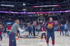 笑死！威少賽前給約基奇喂球，約基奇投進(jìn)后，威少瘋狂豎大拇指