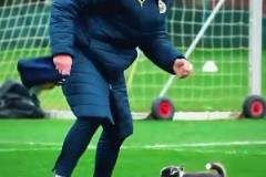 萌！穆帥抱著小哈士奇來球場訓(xùn)練