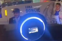 街頭出現(xiàn)東契奇主題汽車 大家覺得如何？