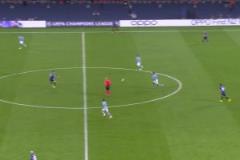 曼聯(lián)當(dāng)初因?yàn)槌銮蚰芰炏滤珚W納納這個(gè)技能沒怎么使用過