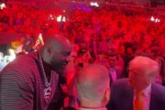 美國總統(tǒng)特朗普現(xiàn)場觀戰(zhàn)UFC，奧尼爾上前與其打招呼！