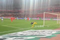 泰山隊主場對陣深圳30分鐘進4個球，克雷桑低射破門后花式慶祝