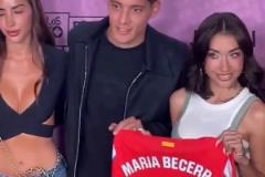 小蜘蛛左右都有美女相伴阿爾瓦雷斯看起來有點羞澀呢~