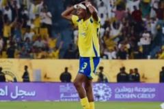 C羅凌空斬驚呆隊(duì)友，雙手抱頭不敢相信，隨后給C羅擦鞋慶祝