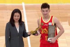 首位后衛(wèi)DPOY！孫銘徽領(lǐng)取最佳防守球員獎項還送小挖掘機