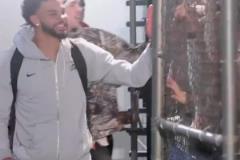 熟悉的戰(zhàn)友還在身旁！經(jīng)典名場(chǎng)面：小卡拒絕和鮑威爾碰拳！