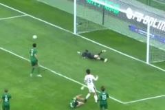 愛屋及烏!韋世豪的妻子“餃子”在看臺上受到球迷的熱烈追捧