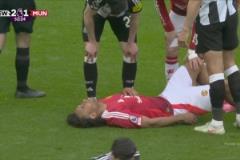 發(fā)力過(guò)猛！齊爾克澤中路帶球過(guò)人后自己拉傷！被霍伊倫替換下場(chǎng)！