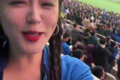 于漢超打進扳平進球，看臺上的申花美女球迷可激動壞了！