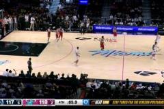 太致命！熱火發(fā)球回場(chǎng)失誤，卡林頓頂著兩人防守極限壓哨絕殺！