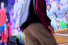 當(dāng)年多少人的偶像！托雷斯挑戰(zhàn)赤腳進(jìn)球