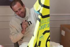 終身死敵！凱恩簽名時突然冒出來一件阿森納球衣，猶豫片刻后丟掉