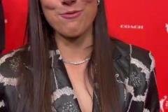 女記者和安布互相顛球有時太豐滿感覺也不好顛球啊~